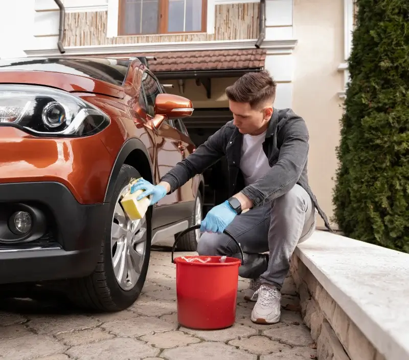 Lavage auto à domicile Naussac : professionnel intervenant sur un véhicule